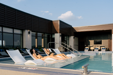 pool at the oxbow apartments for rent in north kansas city